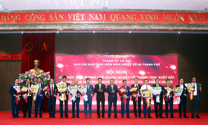 Chú trọng phát triển gắn với nâng cao chất lượng hoạt động của các tổ chức Đảng trong doanh nghiệp